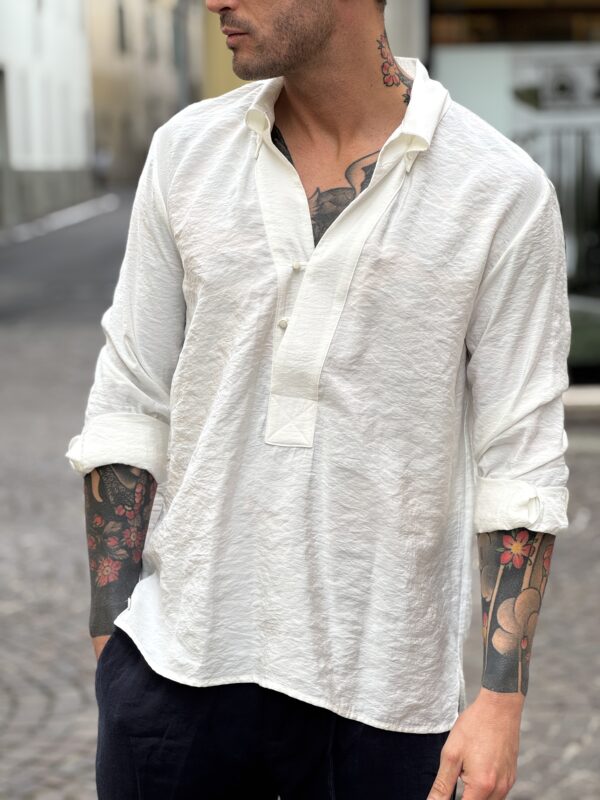 Camicia collo serafino latte