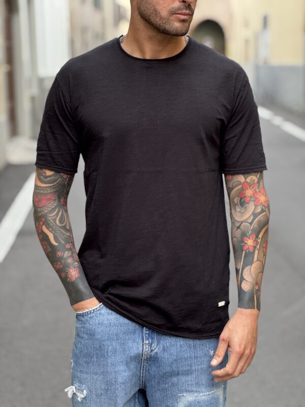 T-shirt taglio vivo nera