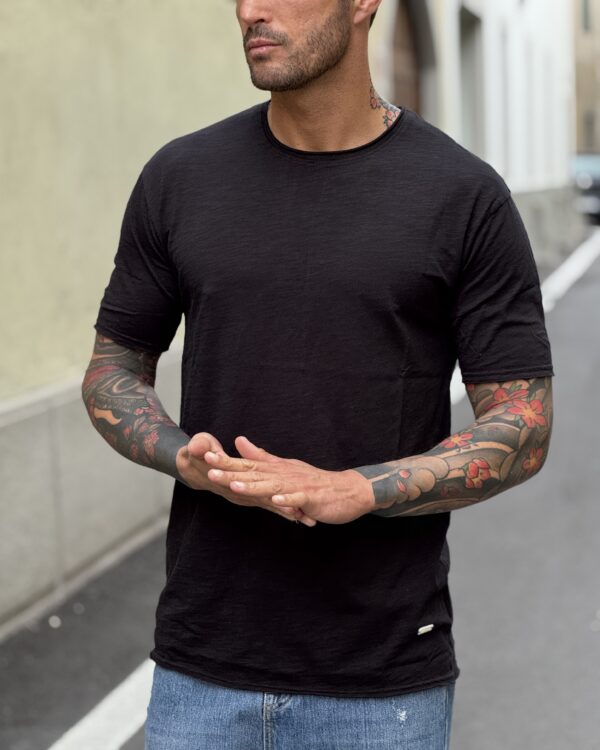 T-shirt taglio vivo nera - immagine 2