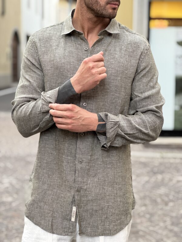 Camicia in lino mélange military - immagine 3