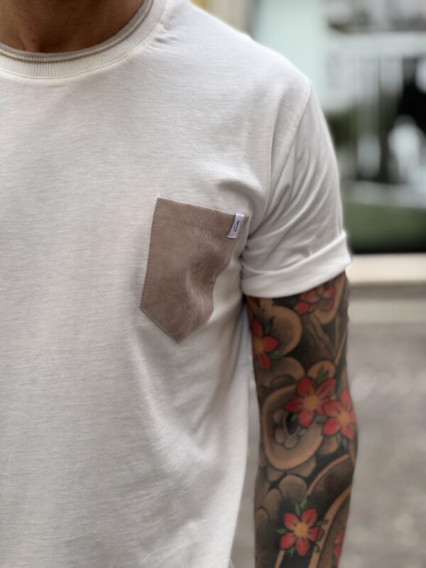 T-shirt con taschino a contrasto beige - immagine 2