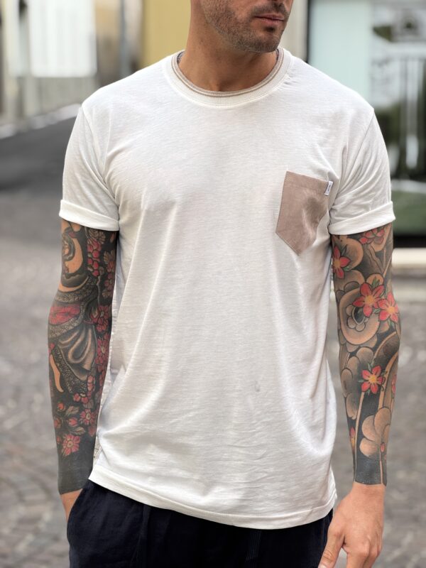 T-shirt con taschino a contrasto beige