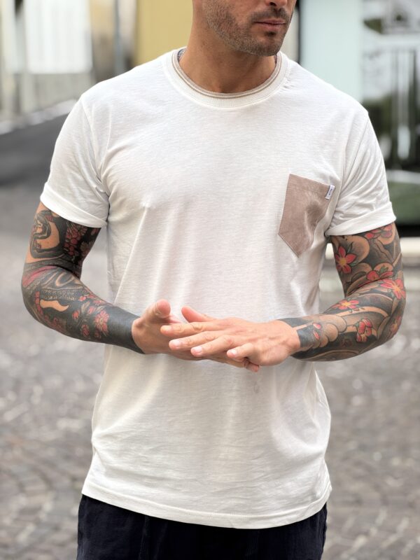 T-shirt con taschino a contrasto beige - immagine 3