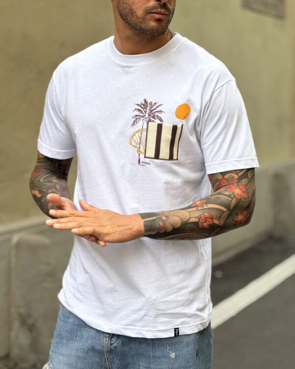 T-shirt con taschino palme - immagine 2